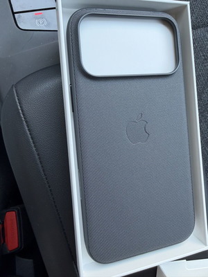 Apple iPhone 17 Pro Max TechWoven MagSafe case like new black