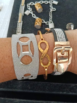 Jewelry set with 2 pairs of earrings, 5 bracelets, 3 rings