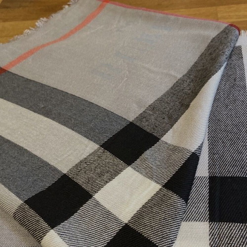 Burberry scarf like new, 55% wool 35% cashmere, classic check