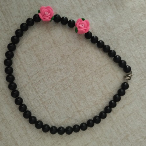 Necklace with black pearls and pink fimo flowers used