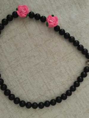 Necklace with black pearls and pink fimo flowers used