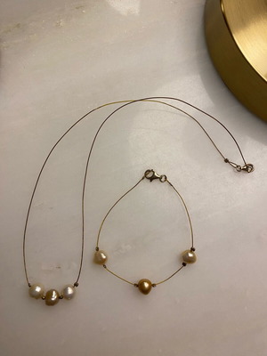 Pearl necklace and bracelet set like new, beige