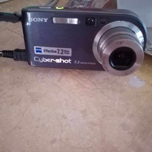 Sony Cyber-shot camera 7.2 megapixels like new with charger and case