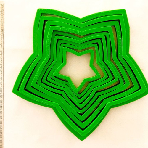Wilton plastic star cookie cutters set for tree creation