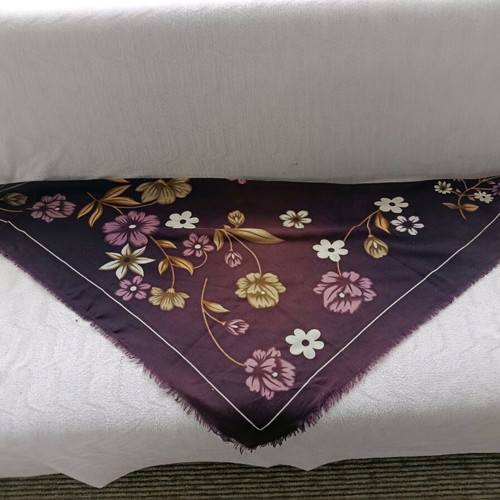 Headscarf used, purple, size 93/93 cm