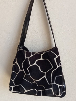 Shoulder bag with animal print giraffe design like new, black and white