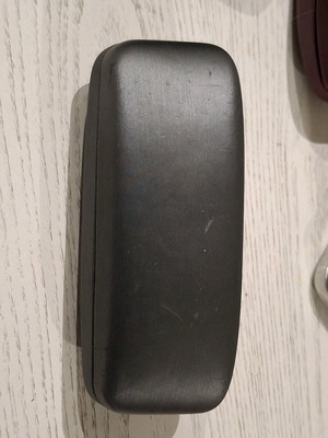 Σκληρή θήκη γυαλιών μεταχειρισμένη