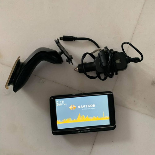Navigon 43XX used with charger and mounting bracket