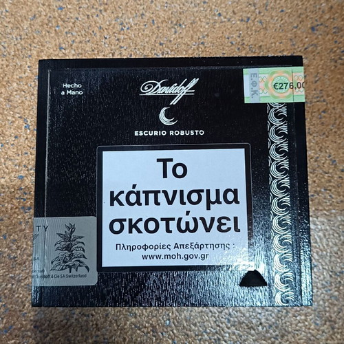 Collectible Davidoff Robusto Escurio box made of hardwood like new