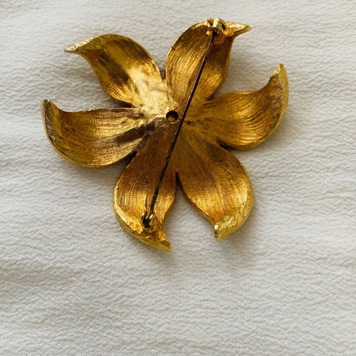 Large flower brooch used, gold tone, 5.5x5.5 cm