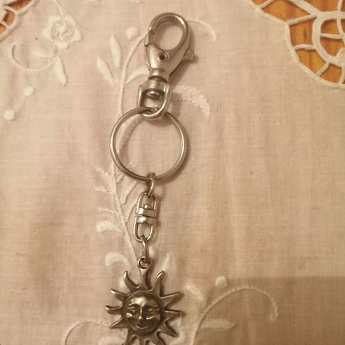 Sun keychain hanging like new, silver