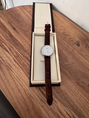 Daniel Wellington γυναικείο ρολόι μεταχειρισμένο με καφέ δερμάτινο λουράκι