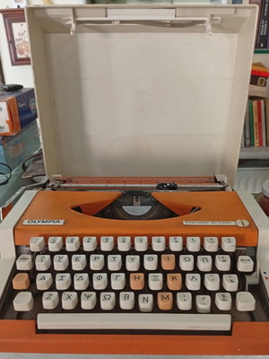 Olympia Traveller de Luxe typewriter like new with Greek keyboard