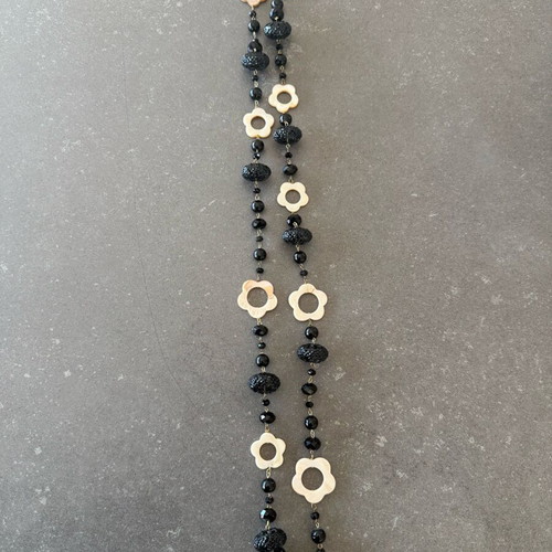 Long necklace like new with black beads and mother of pearl flower decorations