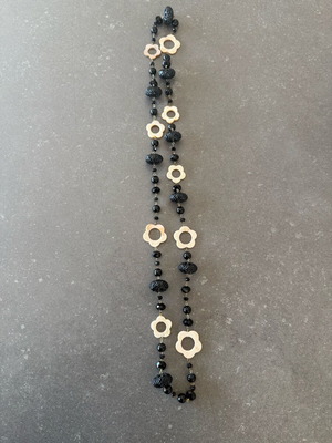 Long necklace like new with black beads and mother of pearl flower decorations