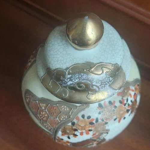 Antique Chinese style jar like new with colorful details