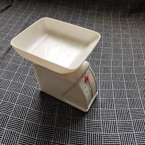 Vintage plastic scale Kwonnie 450gr used, 80s