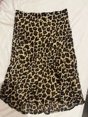 Leopard skirt used, size medium with elasticity