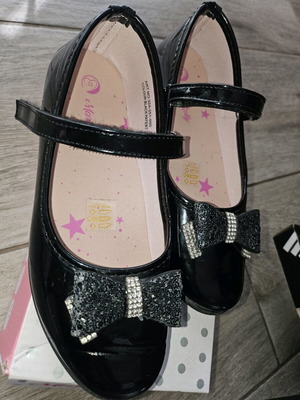 Patent leather ballerinas like new, size 33, black