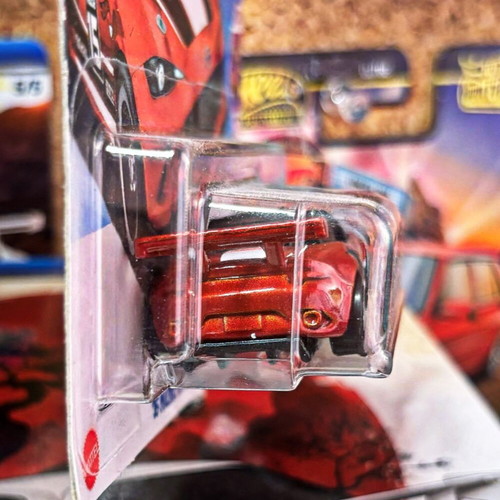 Hot Wheels '15 Mazda MX-5 Miata toy car