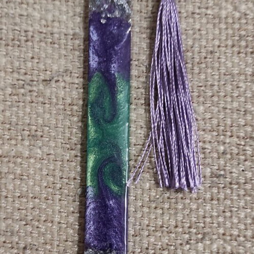 Handmade bookmark with resin and colored tassel