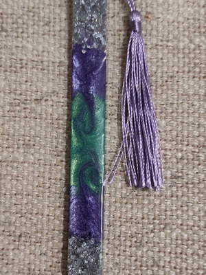 Handmade bookmark with resin and colored tassel