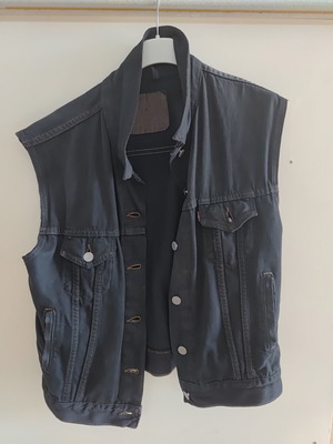 Levi's vest small/medium like new, black