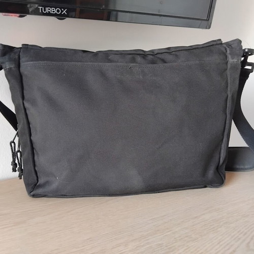 Lyc Sac City Strappy messenger shoulder bag, black