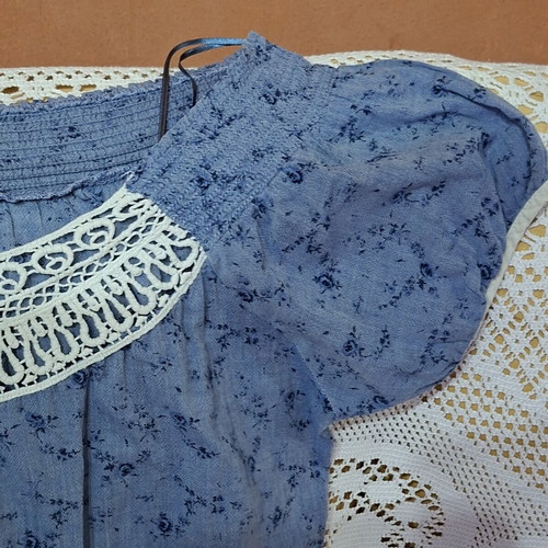 Zara Blue Floral Blouse with Lace Size L Like New
