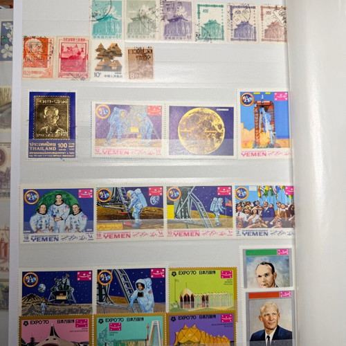 Stamp albums like new, set of 2 with worldwide stamps