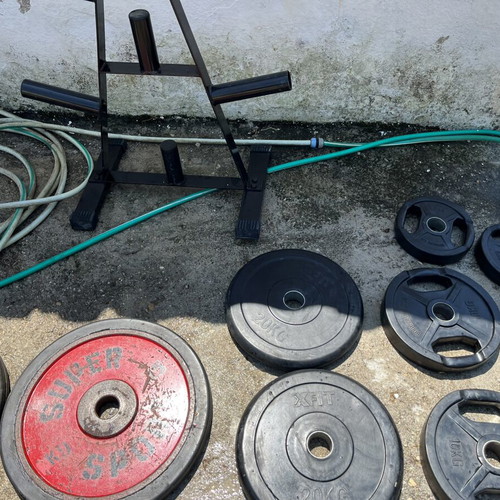 Homegym equipment used with Olympic 20kg bar, curl bar, and weight rack