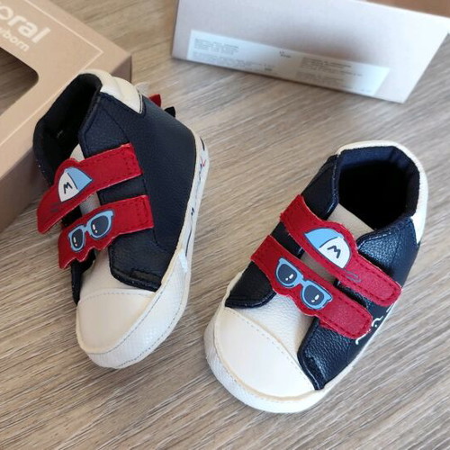 Baby shoes new, unused in box