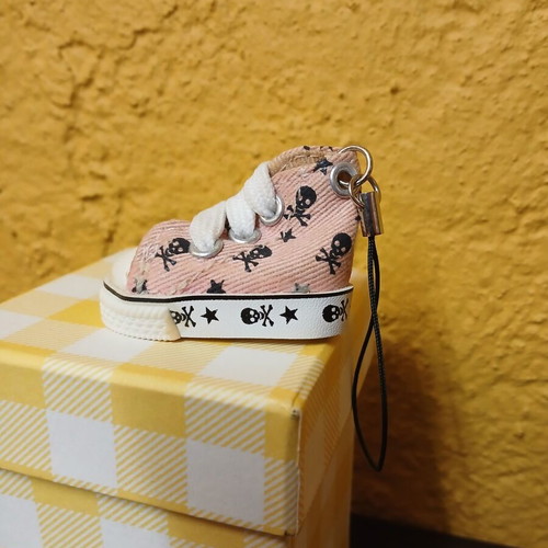 Vintage fabric mini shoe keychain used, pink with white skulls