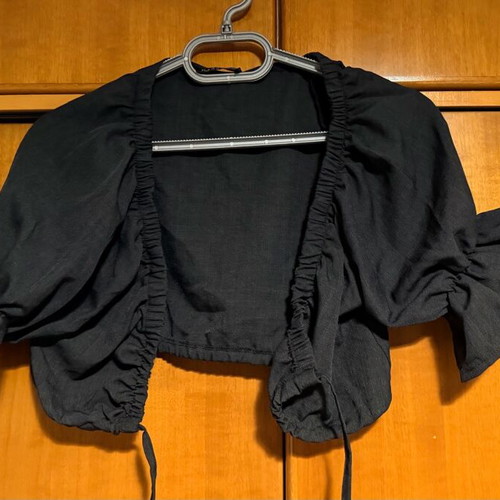 Bubblegun crop new, size M, black with short ruffle sleeve