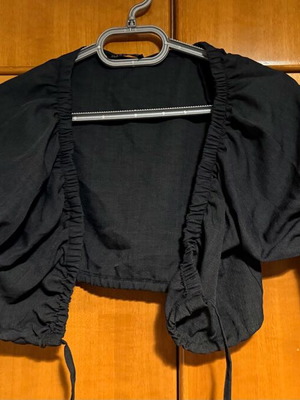 Bubblegun crop new, size M, black with short ruffle sleeve