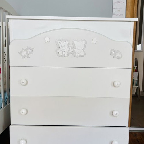 Children's dresser with 4 drawers