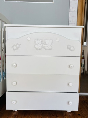 Children's dresser with 4 drawers