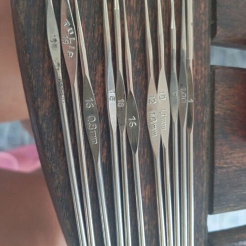 Knitting needles set of 11 in excellent condition with case