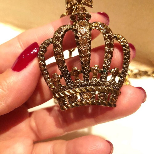 Висулка Crown златист цвят нова с кафяви кристали