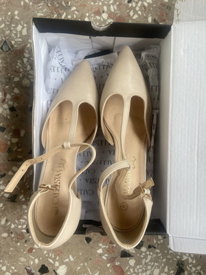 Women's nude beige pumps size 40 like new with ankle strap