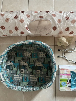 Cat set like new with bed, bowl and toys