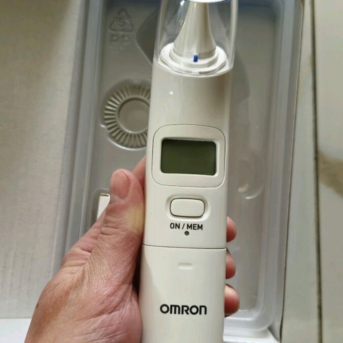 Omron Gentle Temp 520 like new with 14 probe covers