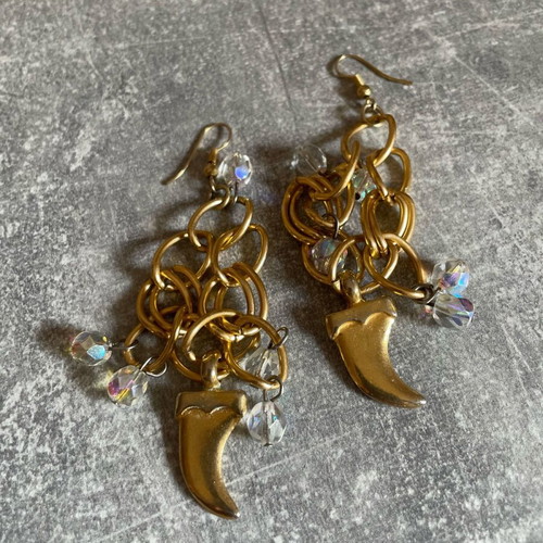 Dangling earrings like new with designs and stones gold-colored