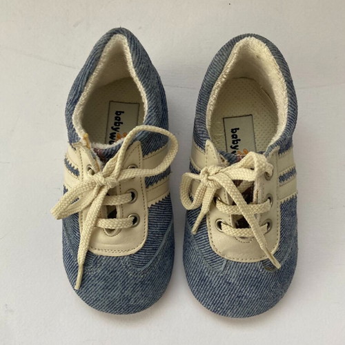 Babywalker sneakers size 21 like new, classic vintage style