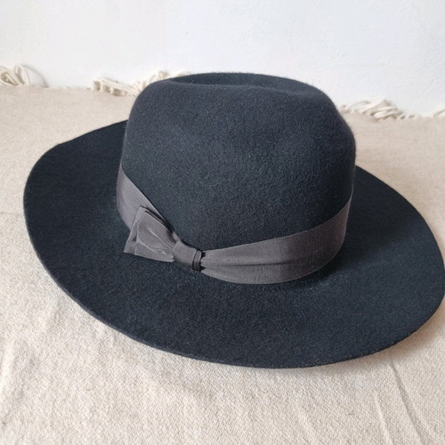Wool elegant hat like new, black, size M and L