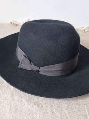 Wool elegant hat like new, black, size M and L