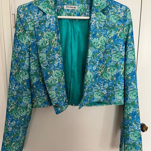 Studio 83 cropped jacket like new with floral print, small