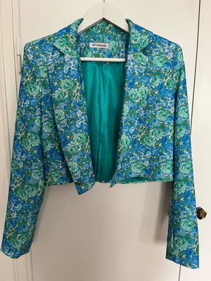 Studio 83 cropped jacket like new with floral print, small