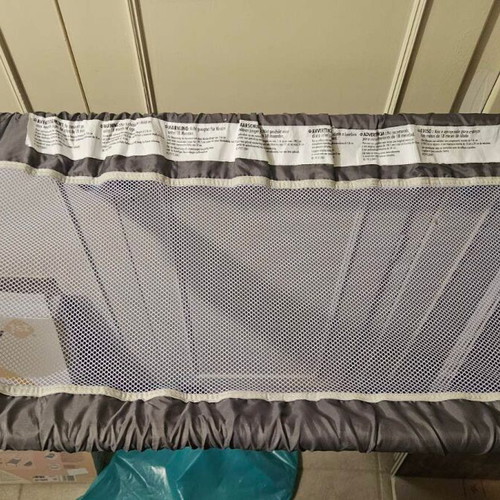 Safety 1st Bed Rail like new, mesh material, portable