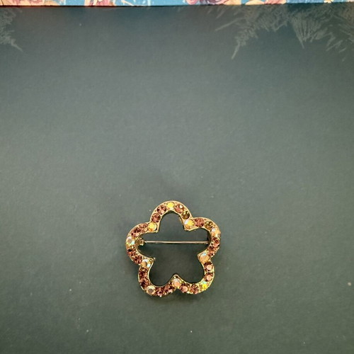 Vintage fashion pin set of 3 multicolor, like new